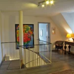 Flur oben mit Fenster – Mühlenhof