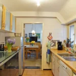 Kleine Küche mit Blick ins Esszimmer – Mühlenhof